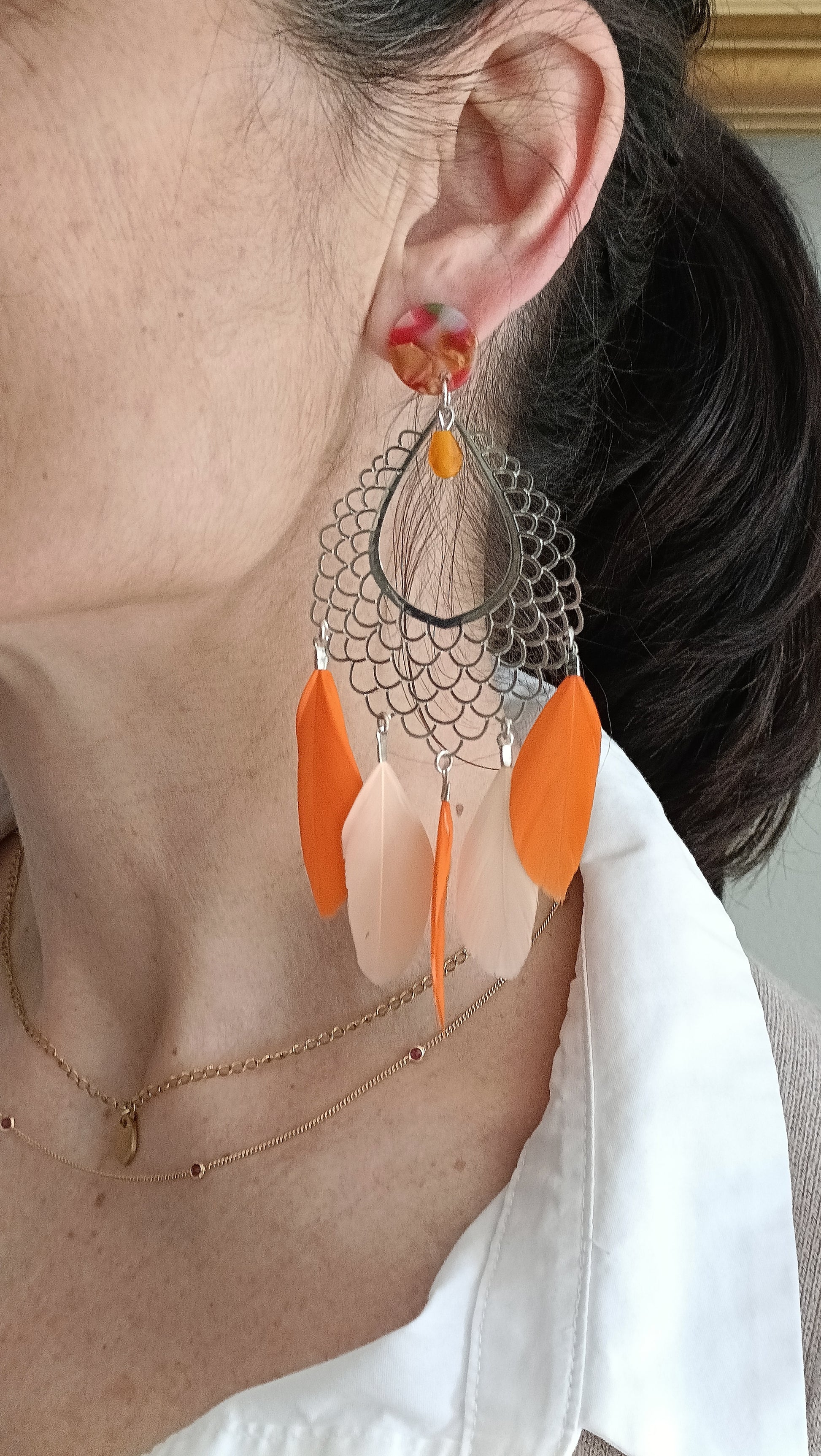 Grandes boucles d'oreilles argentées et plumes oranges et rose saumoné pâle