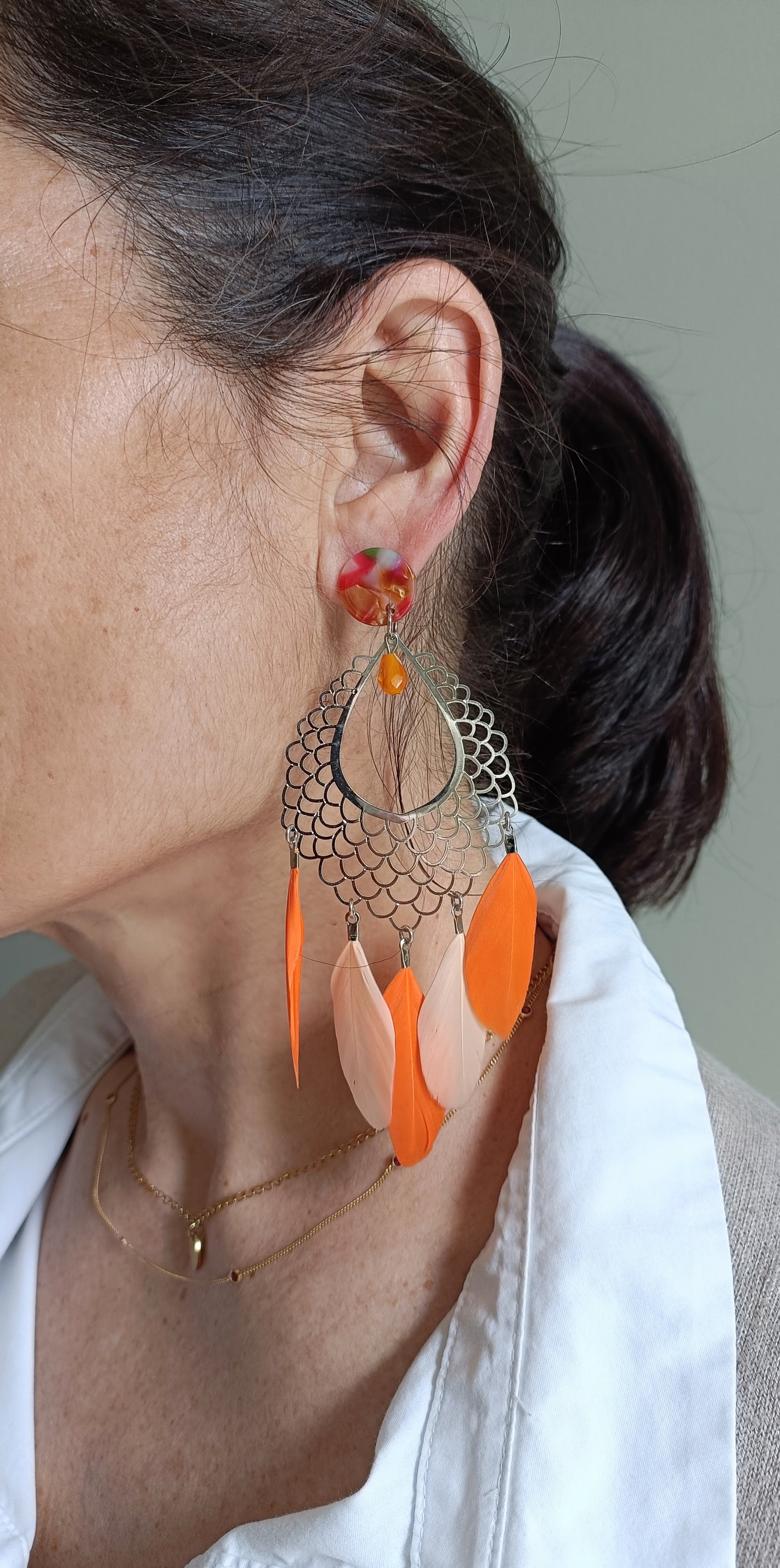 Grandes boucles d'oreilles argentées et plumes oranges et rose saumoné pâle