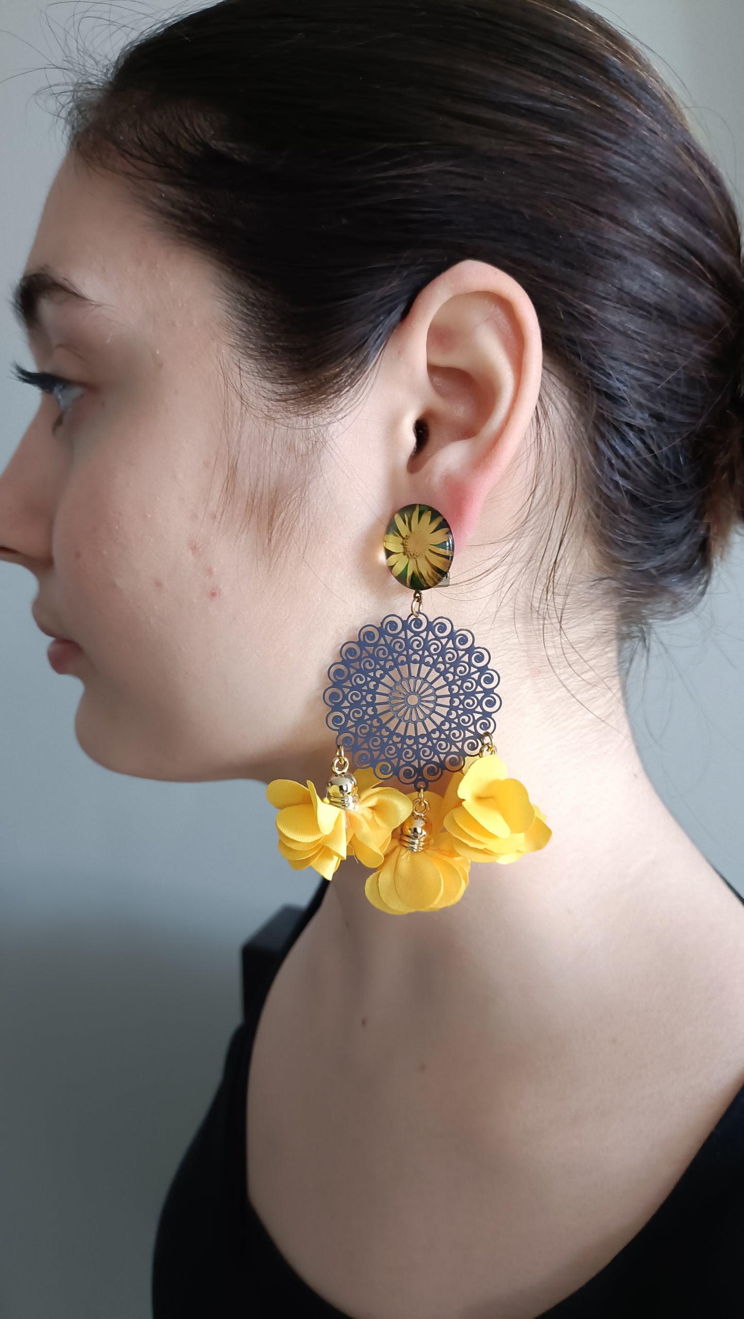 Grandes boucles clips fleurs bleu marine et fleurs jaunes en tissu