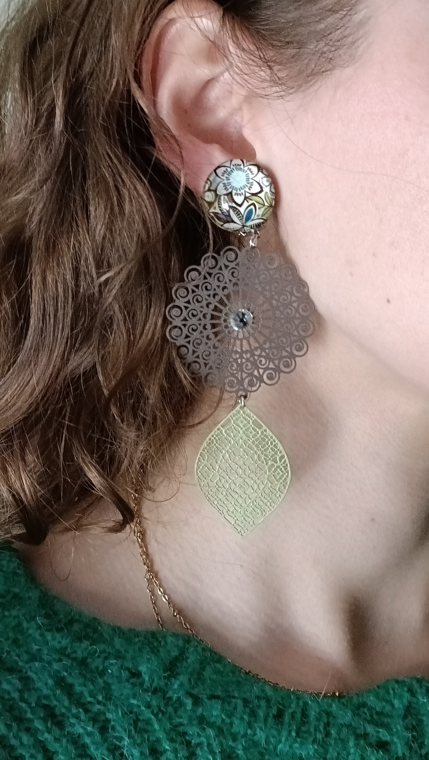 Grandes boucles d'oreilles clips Imelda gris taupe et vert amande 