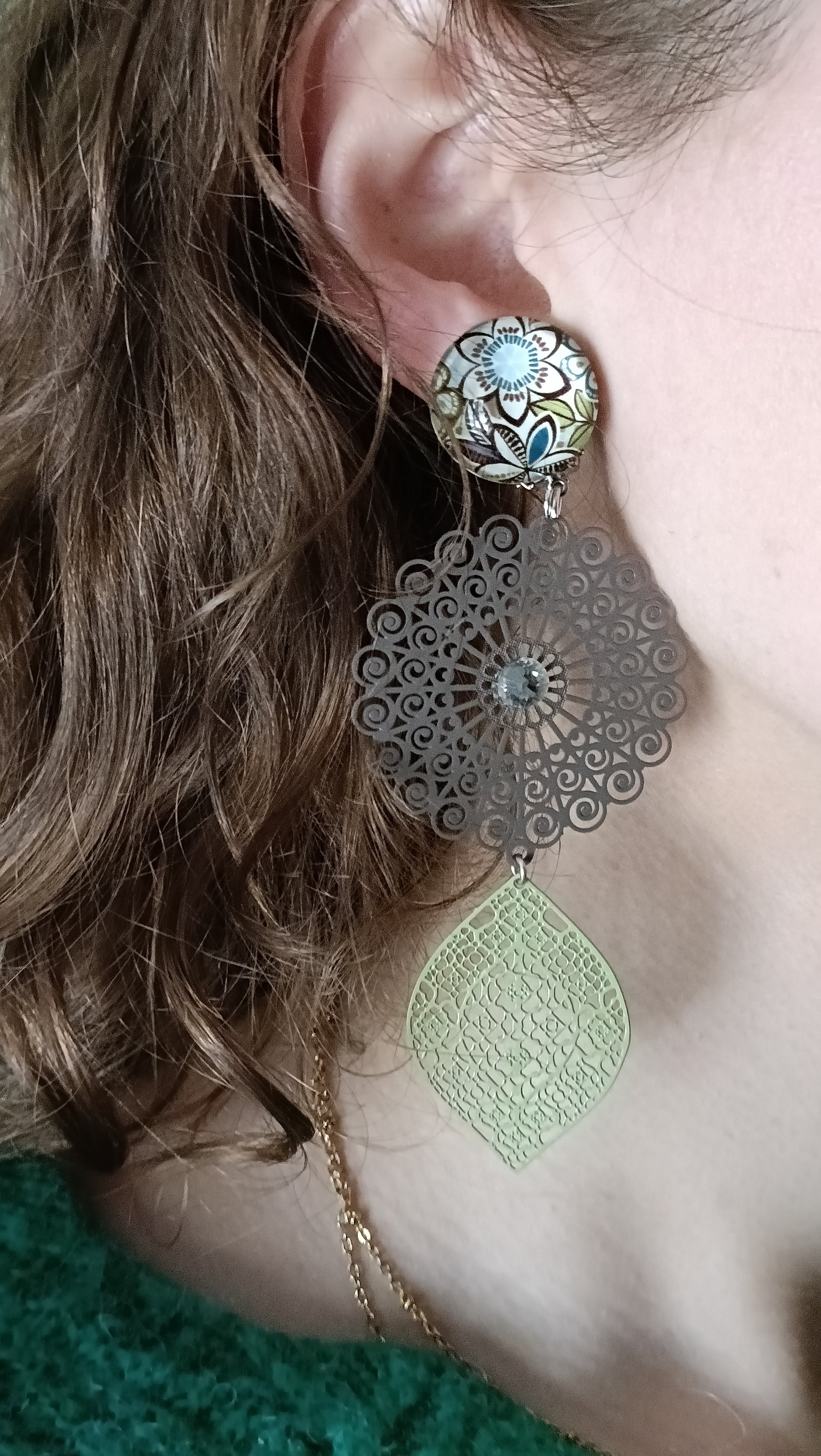 Grandes boucles d'oreilles clips Imelda gris taupe et vert amande