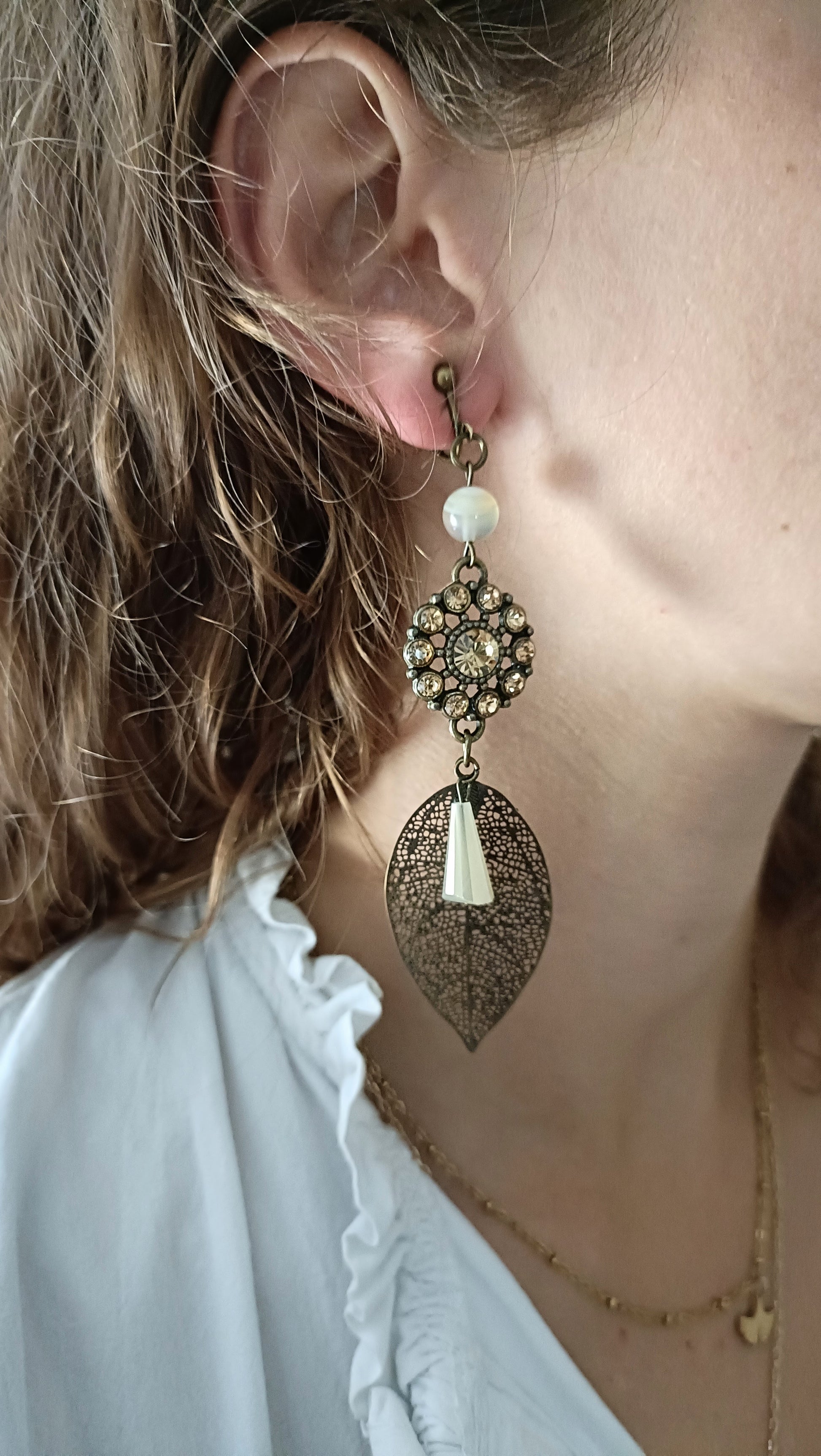 Grandes et belles boucles d'oreilles percées ou clips en modèle unique ; couleur bronze, pierres naturelles, petits cristaux jaunes et grandes feuilles filigranées 