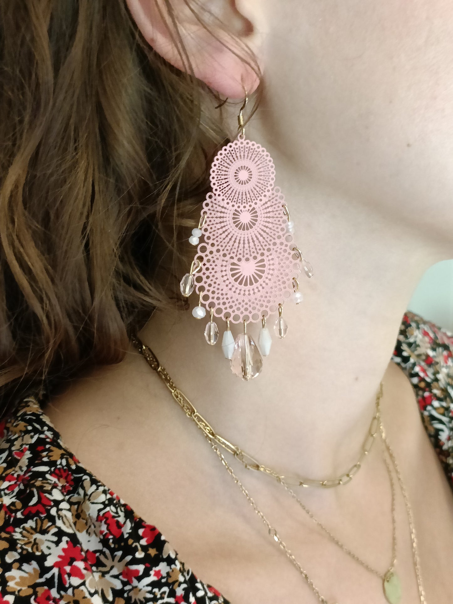 Grandes boucles d'oreilles estampes ciselées rose pâle avec perles, en percées ou clips