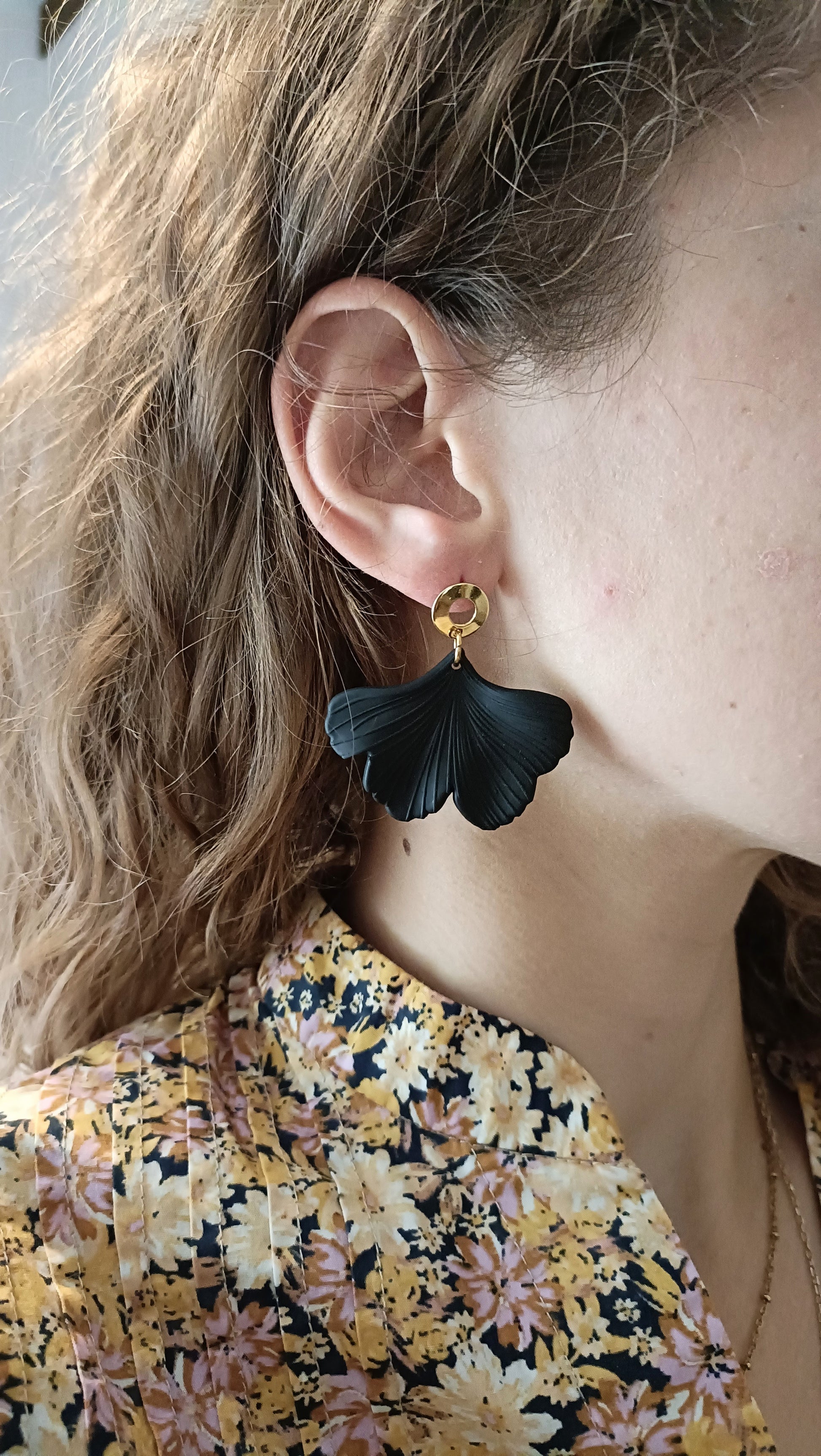 Lizzi, les boucles d'oreilles Ginko noires et puces fleurs dorées 18K