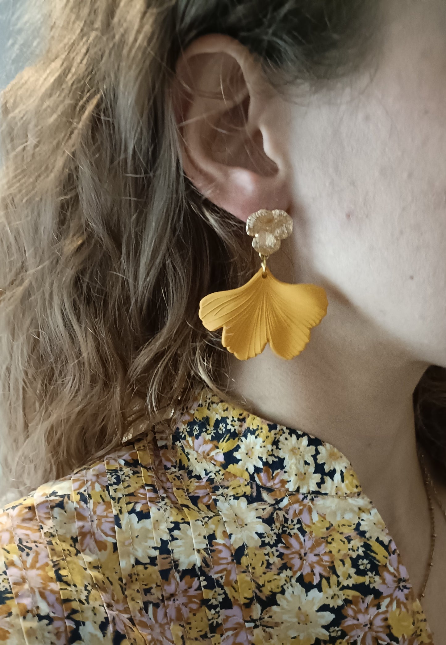 Boucles d'oreilles Ginko moutarde et puces fleurs 18K