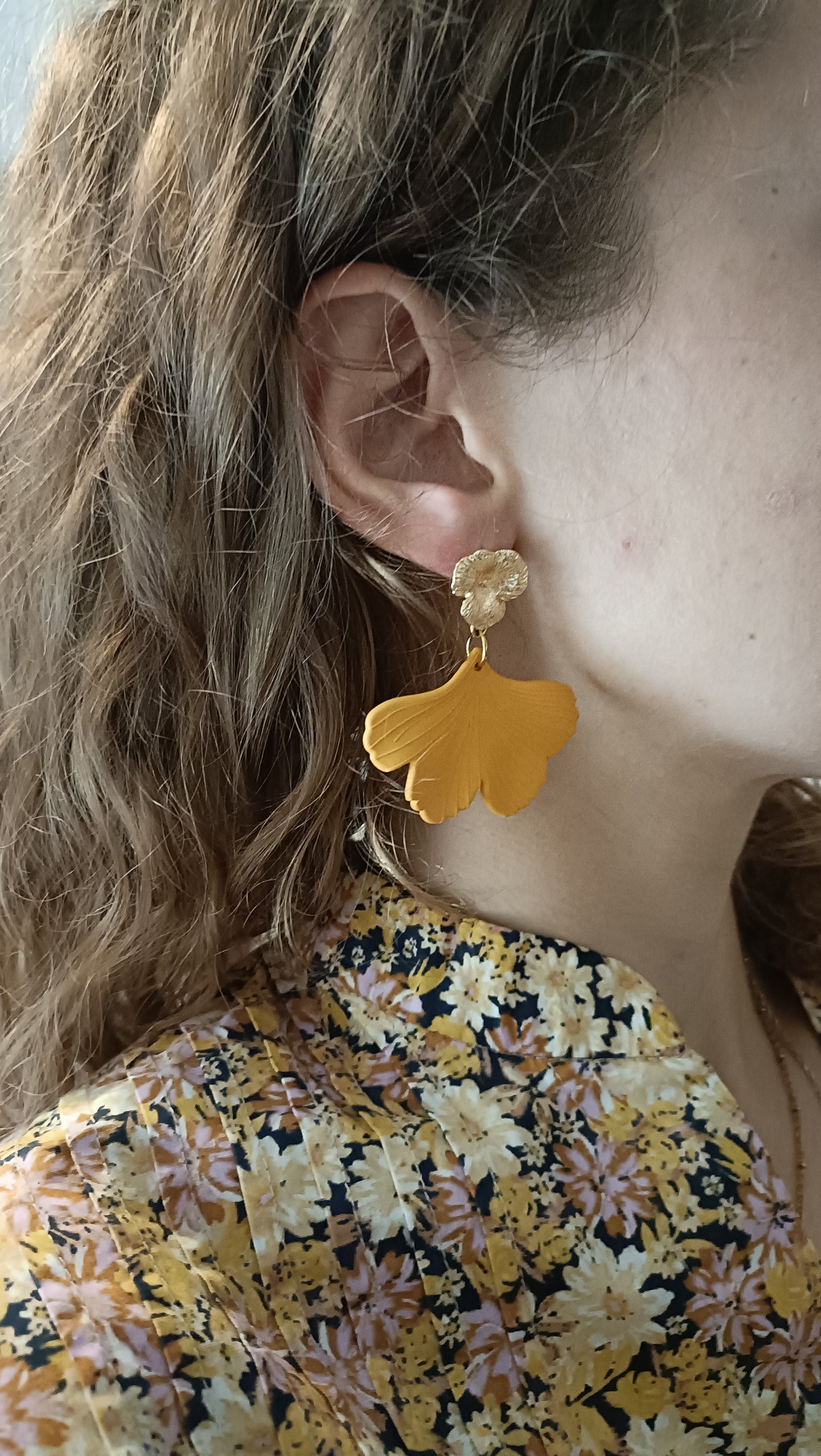 Lizzi, les boucles d'oreilles Ginko moutarde et puces dorées 18K