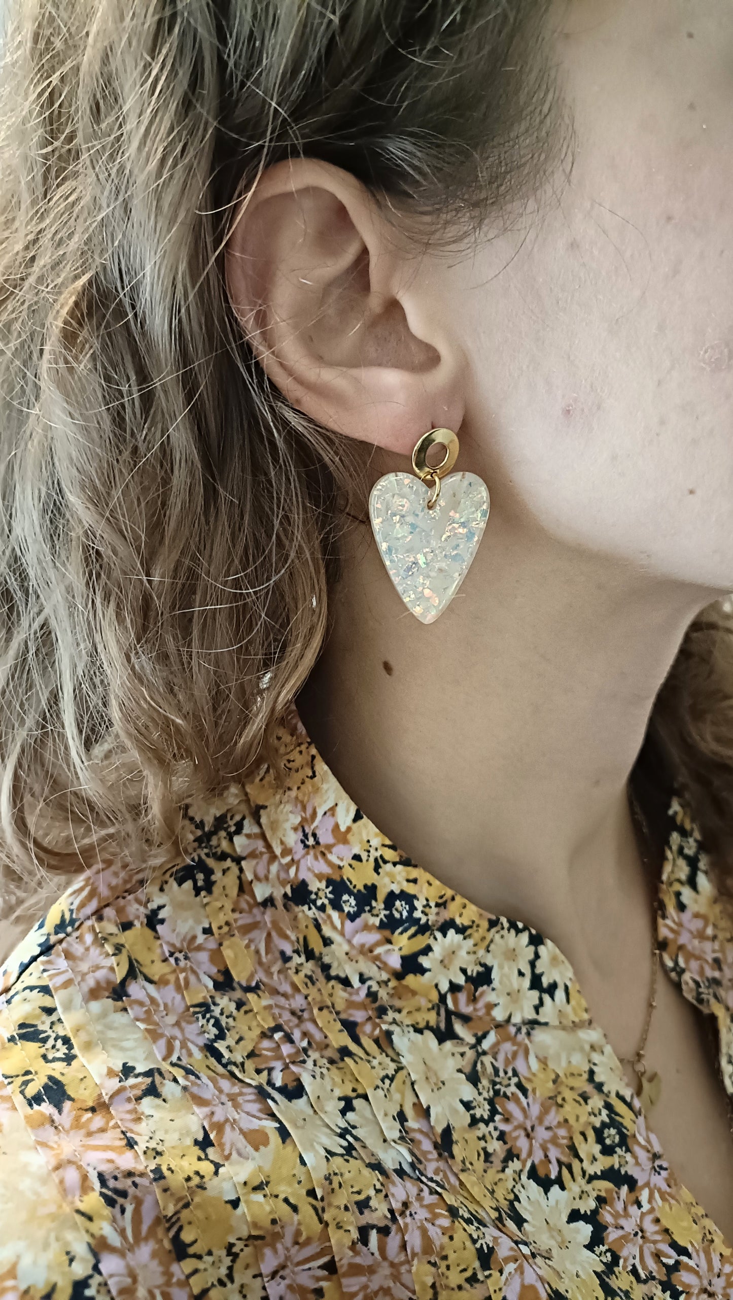 Boucles d'oreilles puces dorées 18K et coeurs en acrylique beige rosé, marbré avec quelques inclusions de bleu