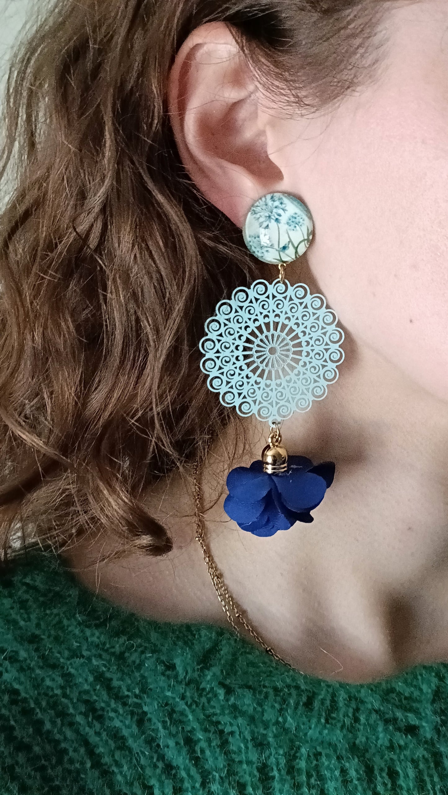 Imelda, grandes boucles d'oreilles clips vert d'eau et fleurs tissu bleu vif 