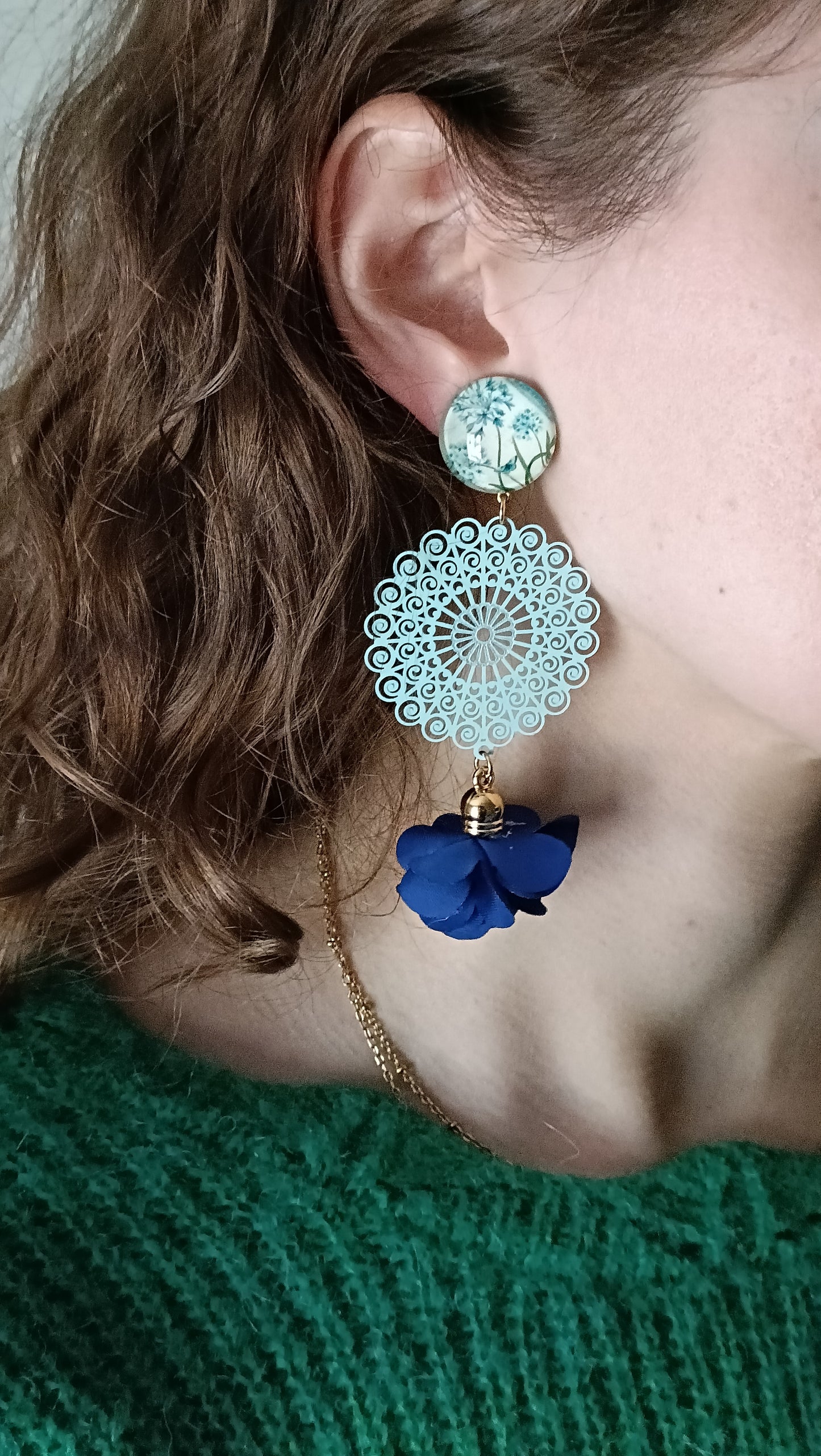 Imelda, grandes boucles d'oreilles clips vert d'eau et fleurs tissu bleu vif