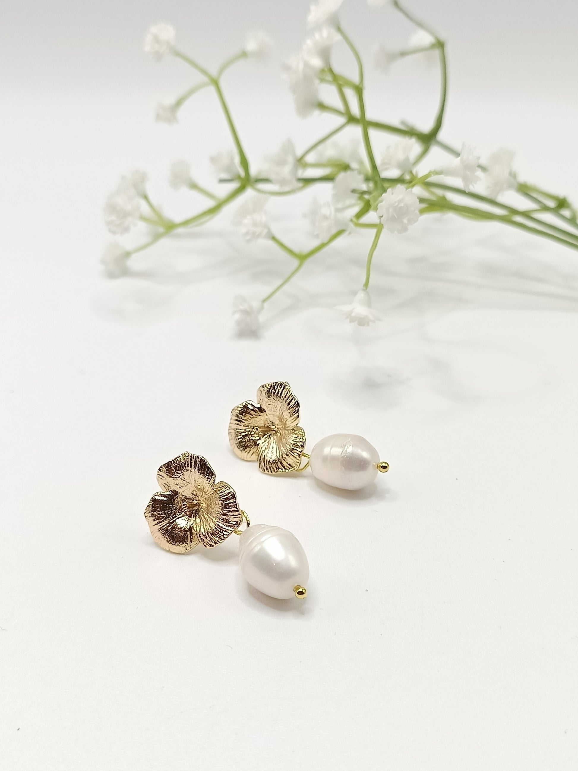 Iris, les boucles d'oreilles fleurs dorées 18K et perles de culture baroques