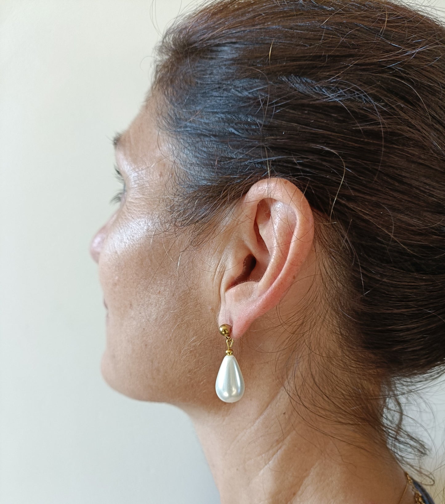 Isabel, les  boucles d'oreilles gouttes perles blanches et poussoirs dorés 18k