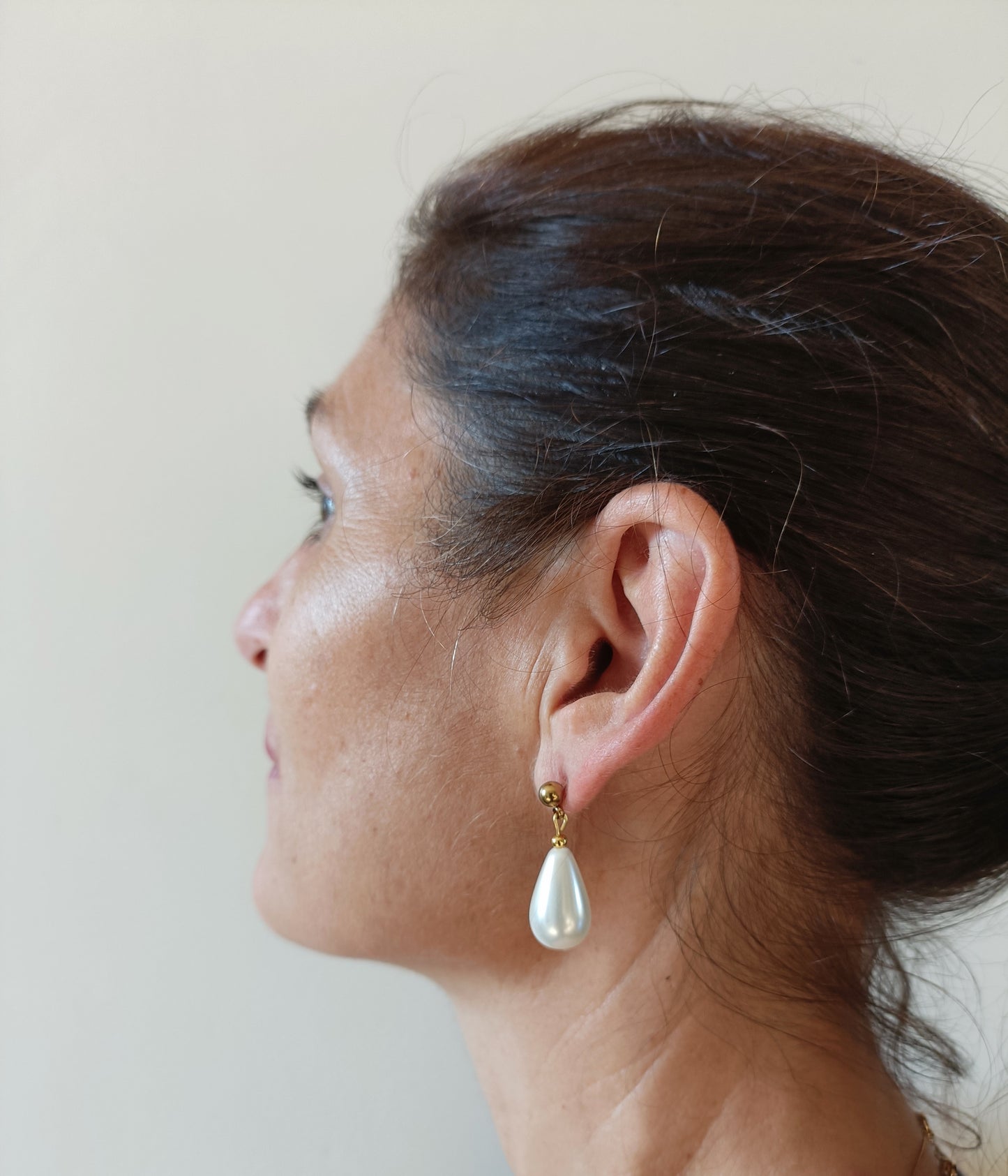 Isabel, les boucles d'oreilles gouttes perles blanches avec poussoirs dorés 18k