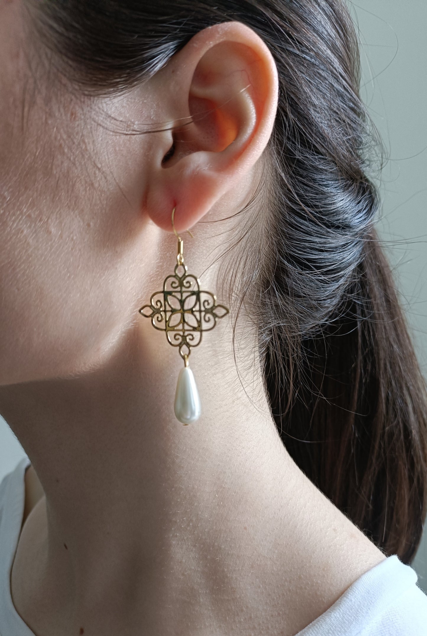 Athéna, boucles d'oreilles estampes ciselées dorées à l'or fin avec perles gouttes blanches, en percées ou clips