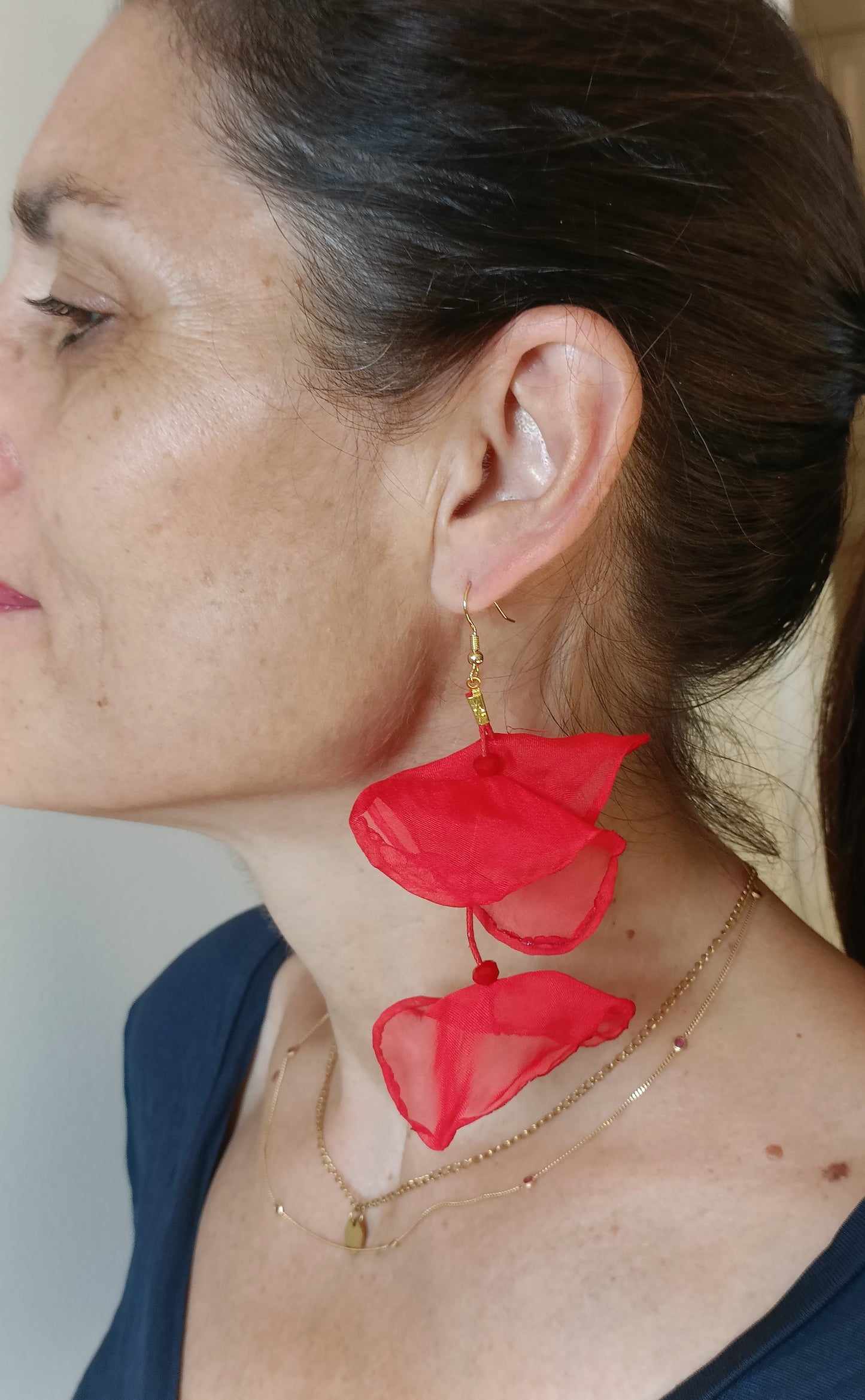 Les Georgiana, grandes boucles d'oreilles feuilles de lotus en organza rouge, percées ou clips