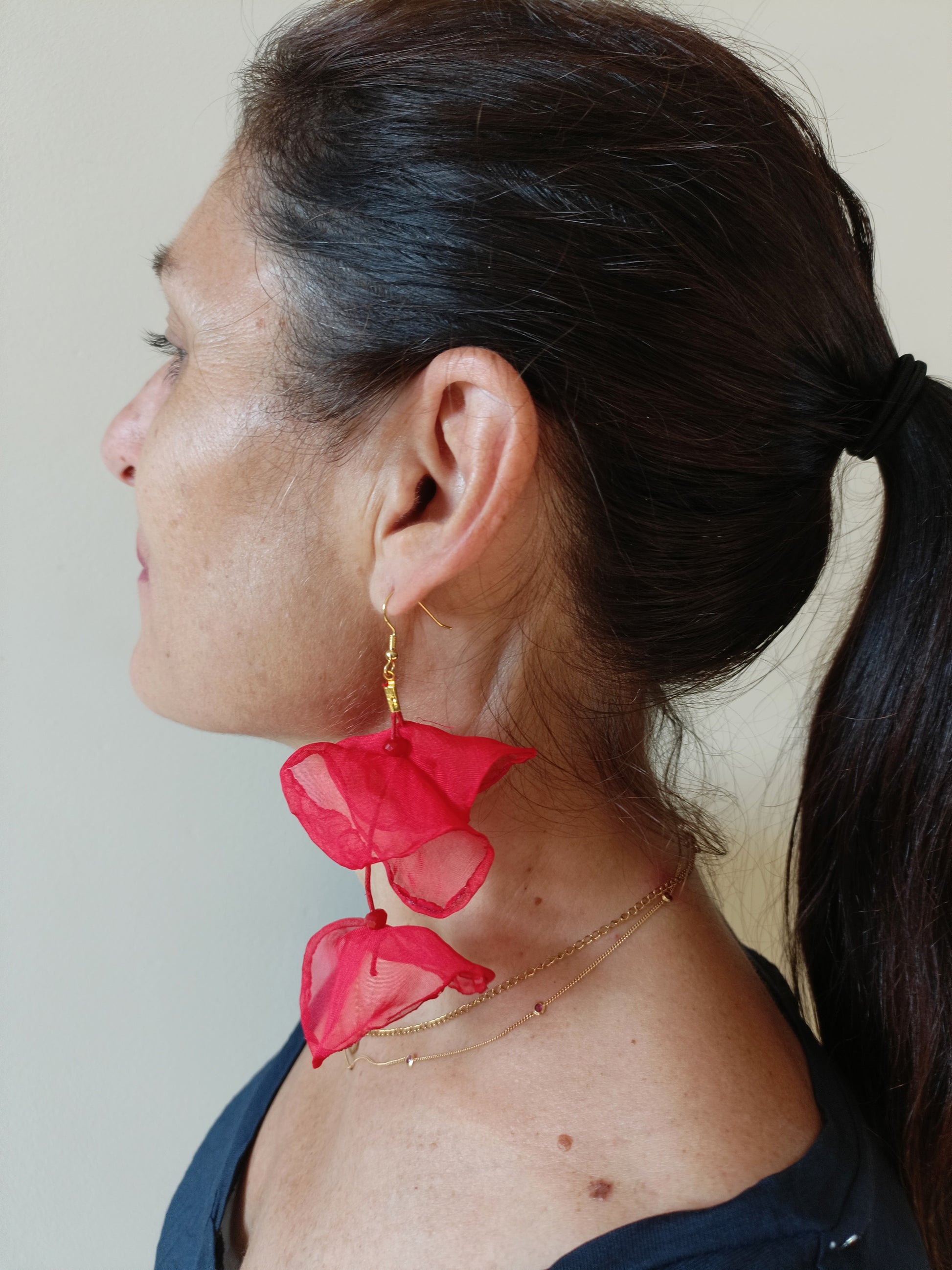 Les Georgiana, grandes boucles d'oreilles feuilles de lotus en organza rouge, percées ou clips 