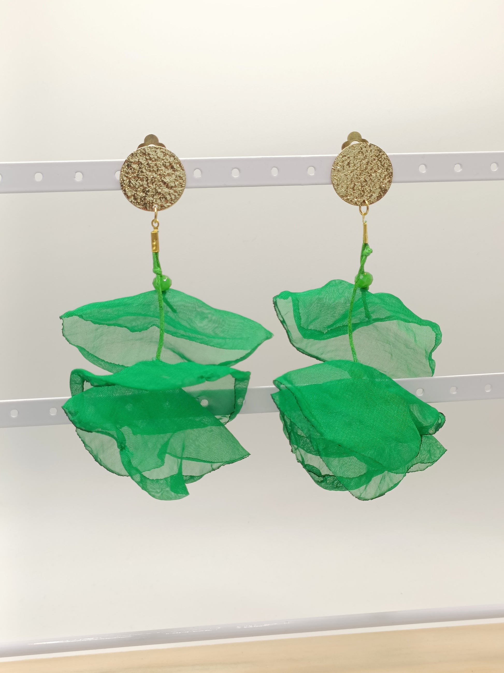 Grandes boucles d'oreilles clips  dorés martelés à feuilles  de lotus  en organza vert  et petites perles vertes 