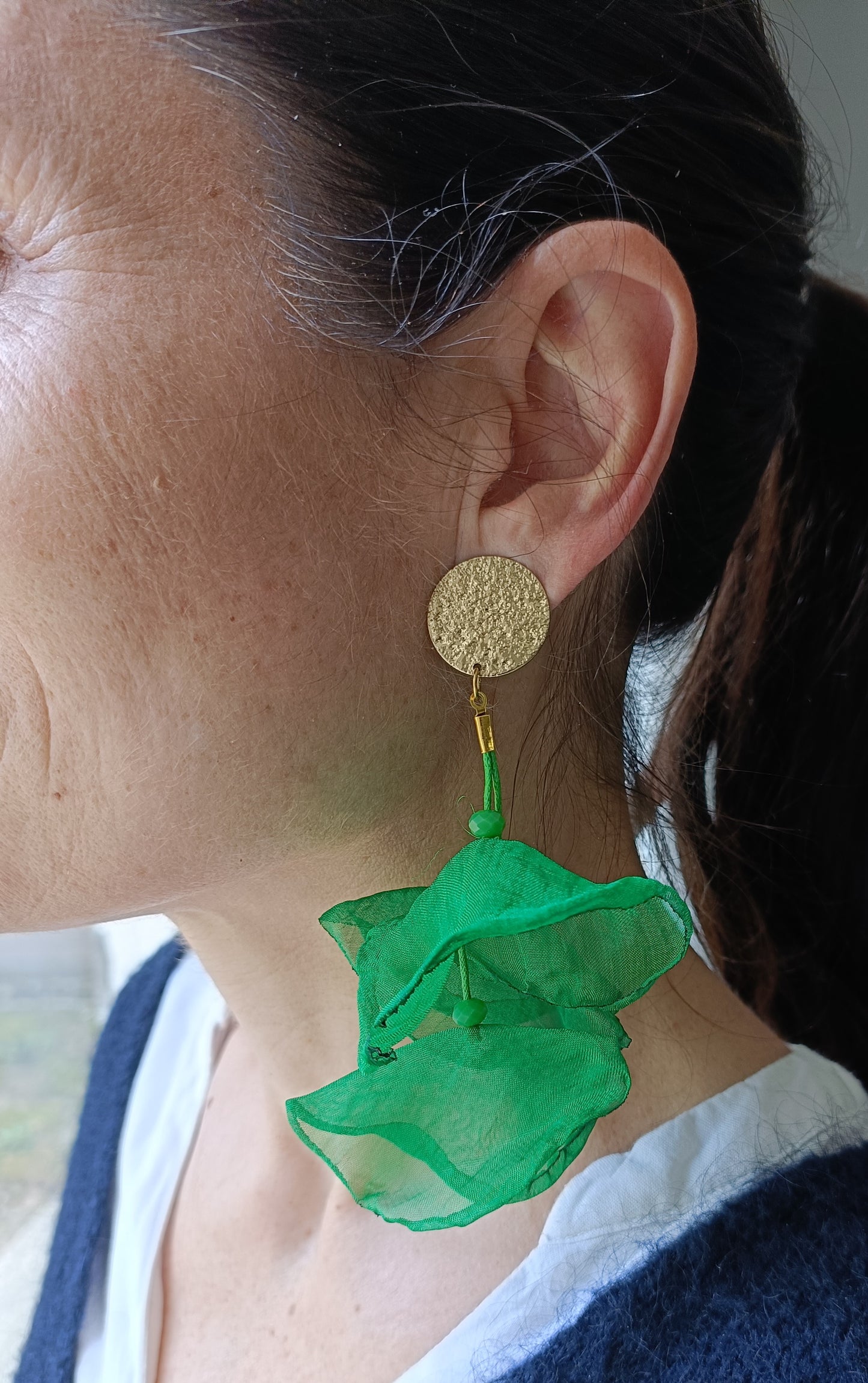 Grandes boucles d'oreilles clips dorés martelés  et feuilles de lotus en organza vert et petites perles vertes