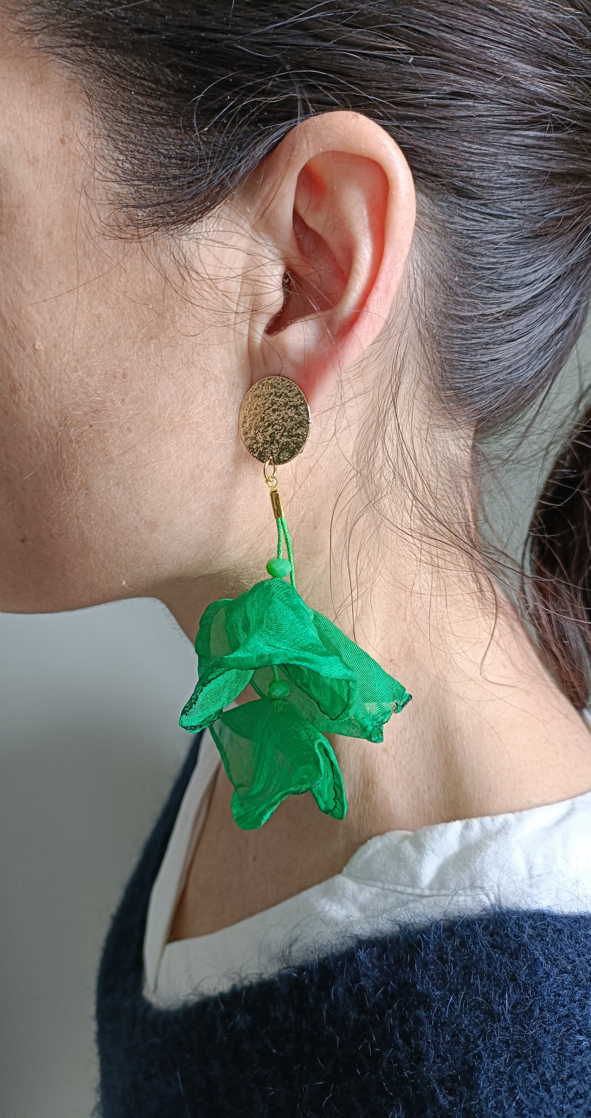 Grandes boucles d'oreilles clips dorés martelés à feuilles de lotus en organza vert et petites perles verteset