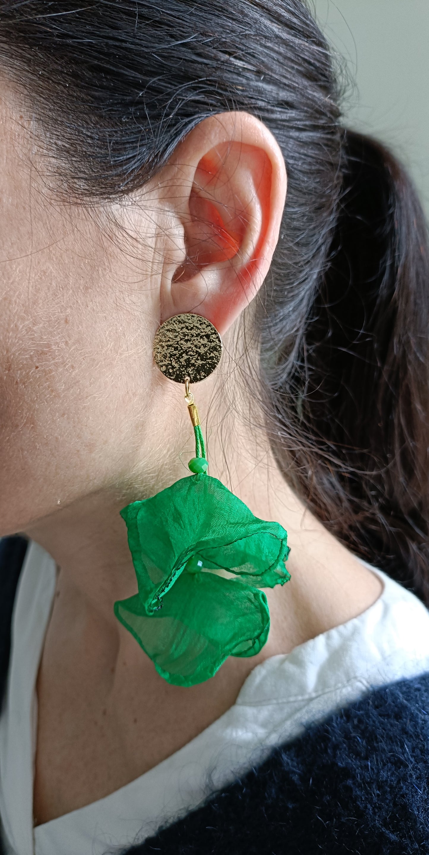 Grandes boucles d'oreilles clips dorés martelés à feuilles de lotus en organza et petites  perles vertes 