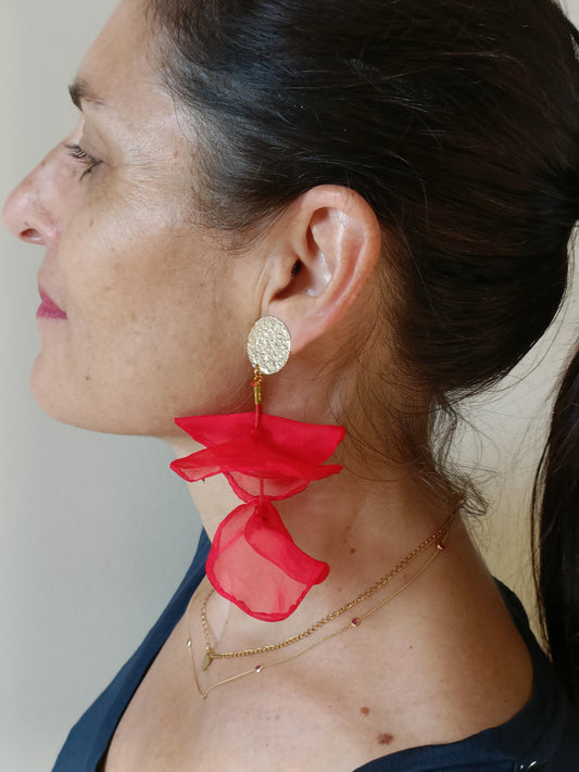 Les Georgiana, grandes boucles d'oreilles clips feuilles de lotus en organza rouge, existent en percées