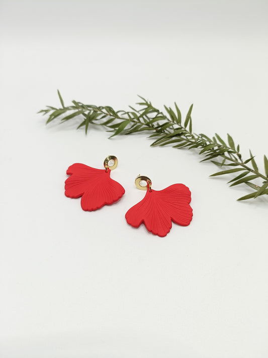 Lizzi, les boucles d'oreilles feuilles Ginko biloba rouge vif et puces dorées 18K