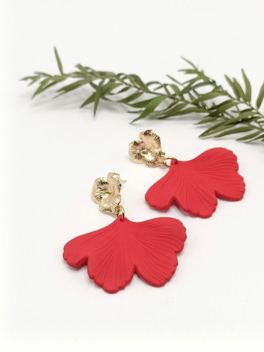 Lizzi, les boucles d'oreilles feuilles Ginko biloba rouge vif et puces fleurs dorées 18K