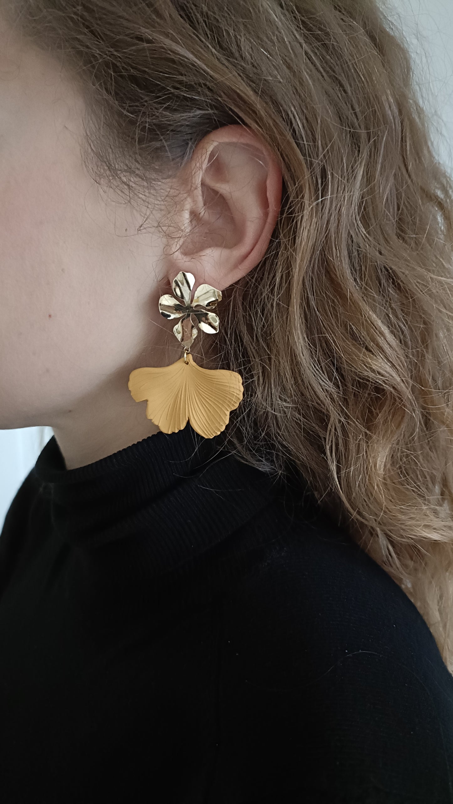 Lizzi , les boucles d'oreilles ginko moutarde et clous  fleurs dorés 18K