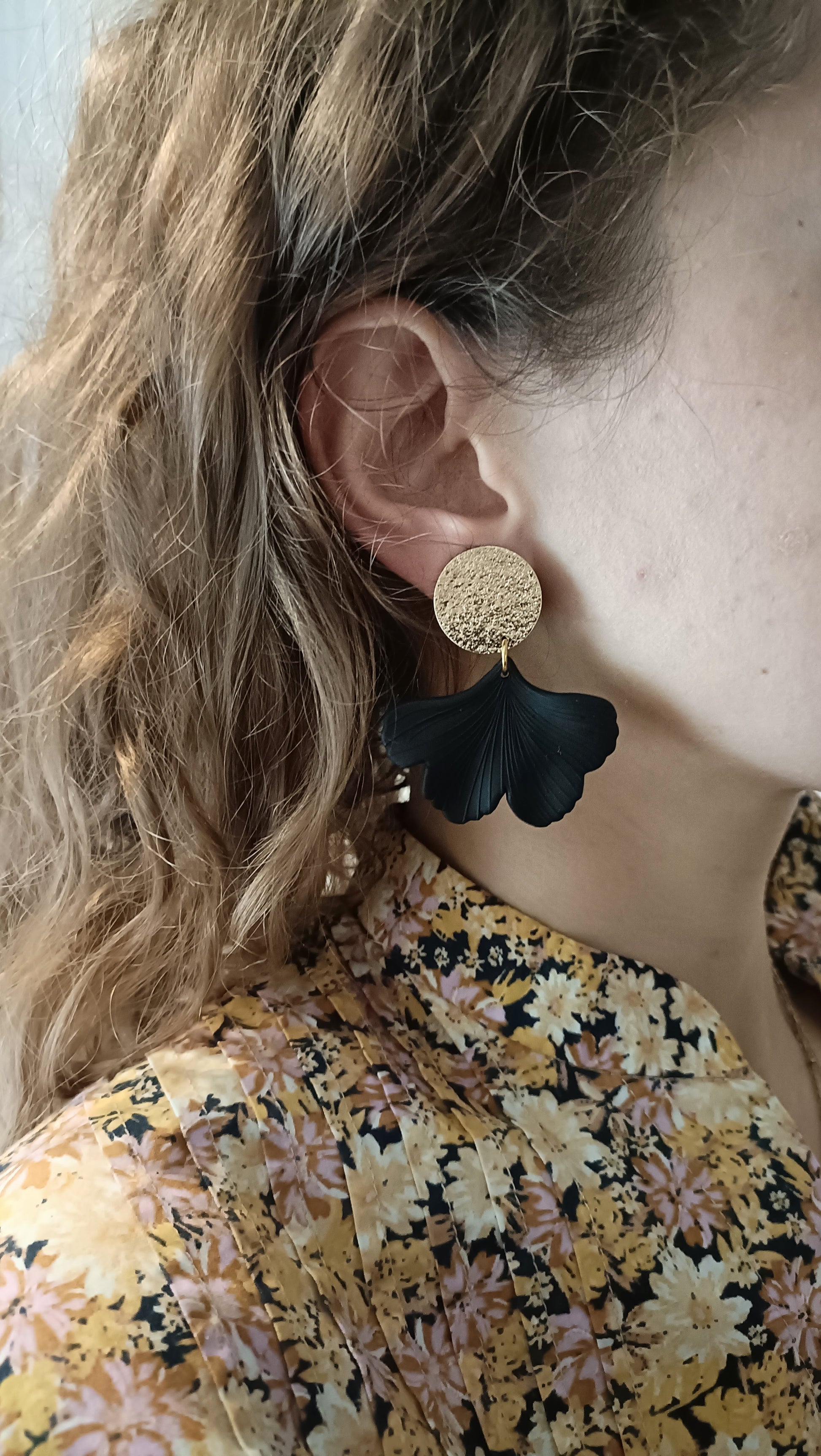 Lizzi, les boucles d'oreilles clips Ginko doré et noir