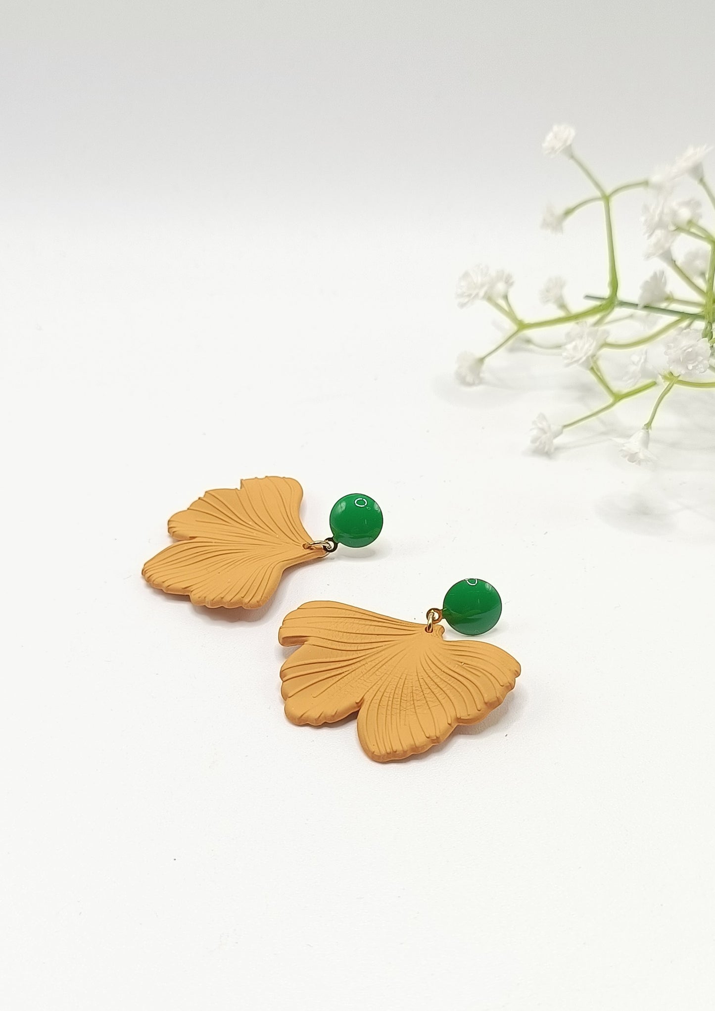 Lizzi, les boucles d'oreilles feuilles ginko moutarde et petits clous en émail vert sur acier inoxydable