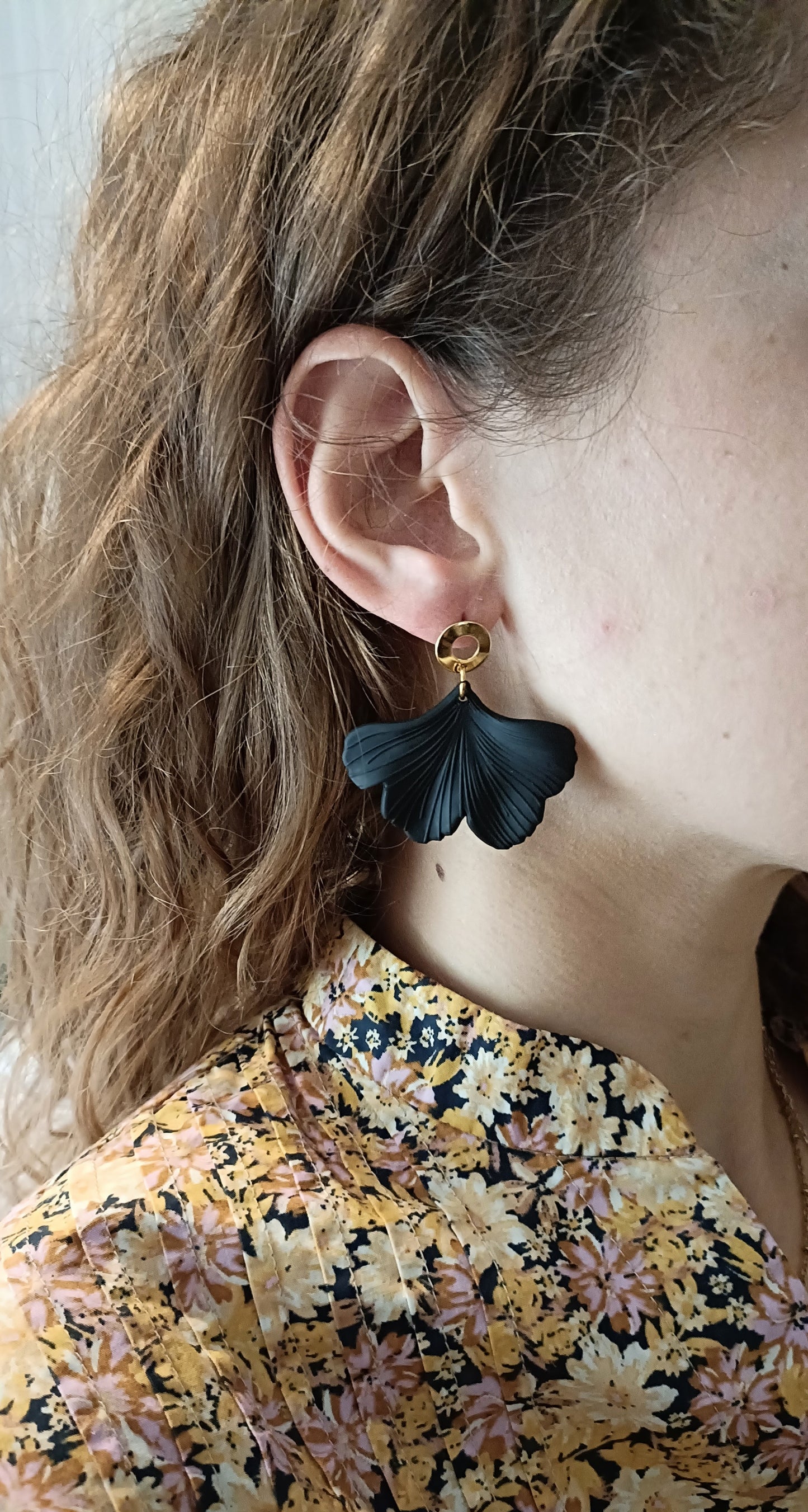 Lizzi, les boucles d'oreilles noires Ginko et puces 18K