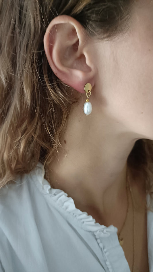 Lysandre, petites boucles d'oreilles perles de culture et puces dorées