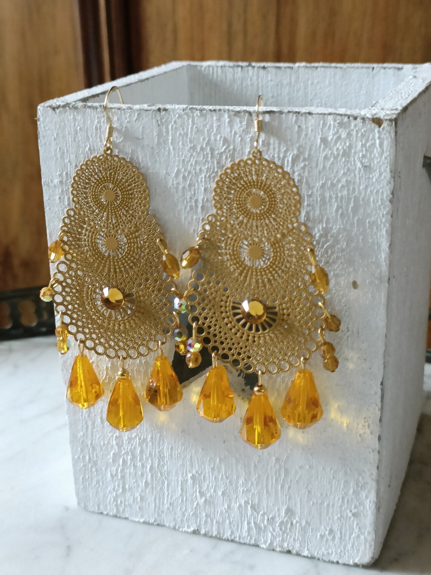 Grandes boucles d'oreilles estampes ciselées moutardes avec perles gouttes, en percées ou clips