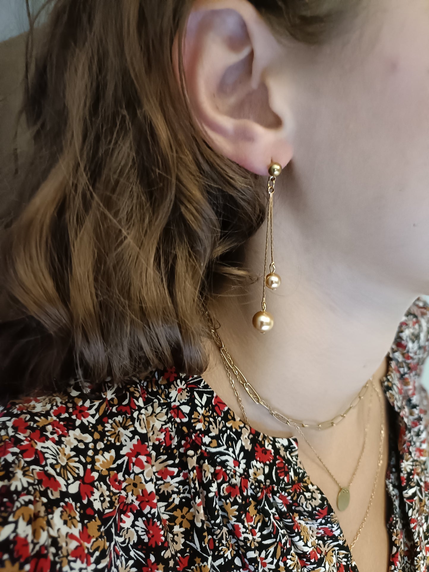 Palmyre, les boucles d'oreilles pendantes 18K avec maille et perles dorées , en percées ou clips