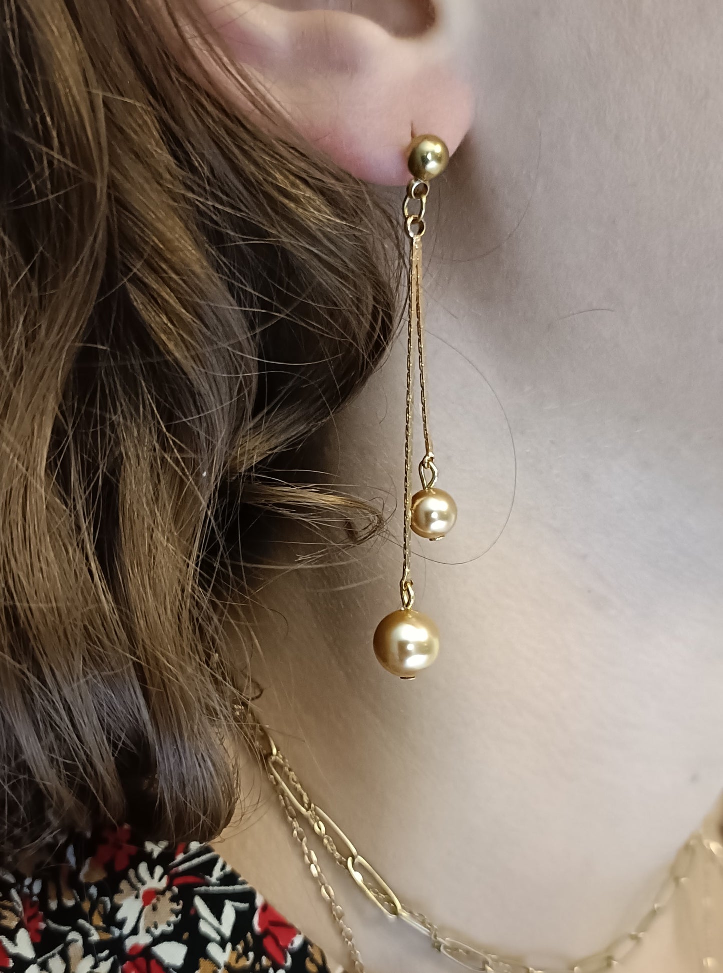 Palmyre, les boucles d'oreilles pendantes 18K avec maille et perles dorées, en percées ou clips