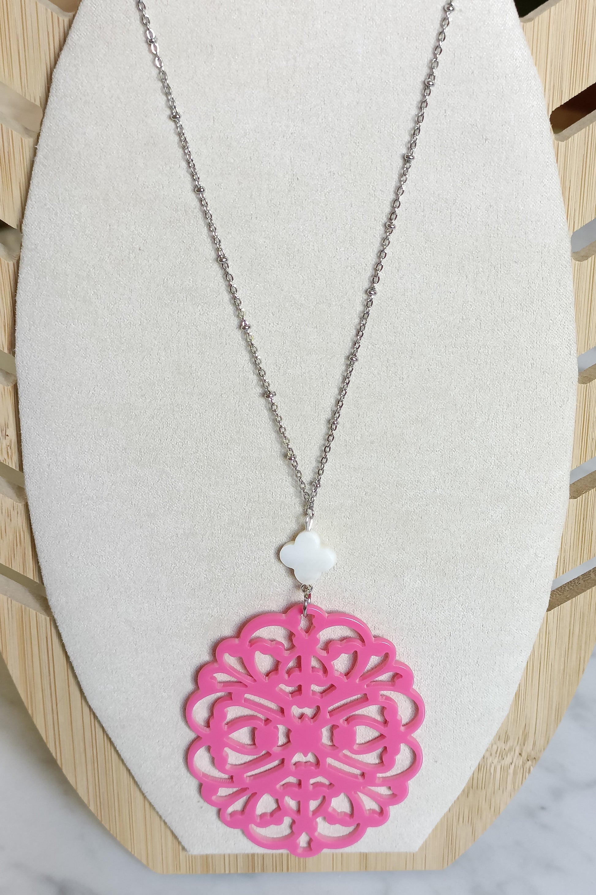 Sautoir argenté en acier inoxydable avec petite nacre fleur blanche et grande estampe rose vif en acrylique    etite nacre blanche et grande estampe rose en acrylique