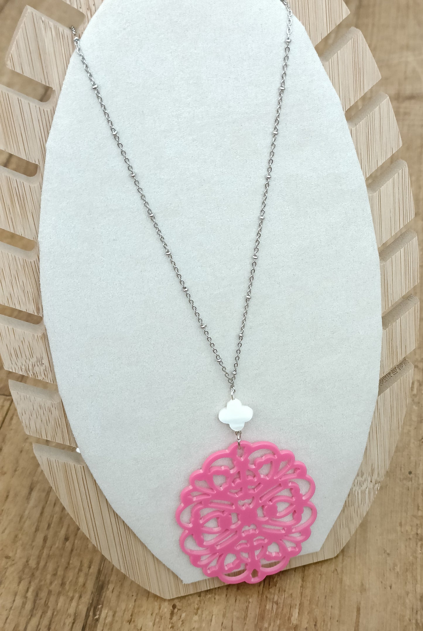 Sautoir argenté en acier inoxydable avec petite nacre fleur blanche et grande estampe rose vif en acrylique