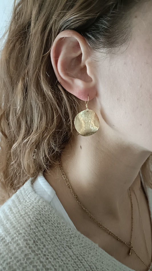 Soline, les boucles d'oreilles dorées 18K, rondes, striées, légèrement ondulées, avec crochets