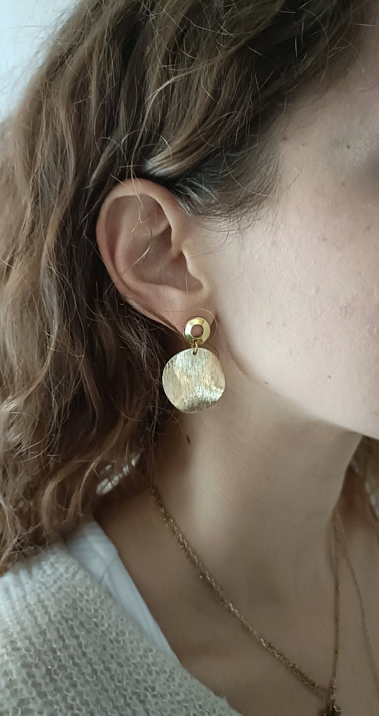 Soline, les boucles d'oreilles dorées 18K, rondes, striées, légèrement bosselées, avec petites puces dorées 18K