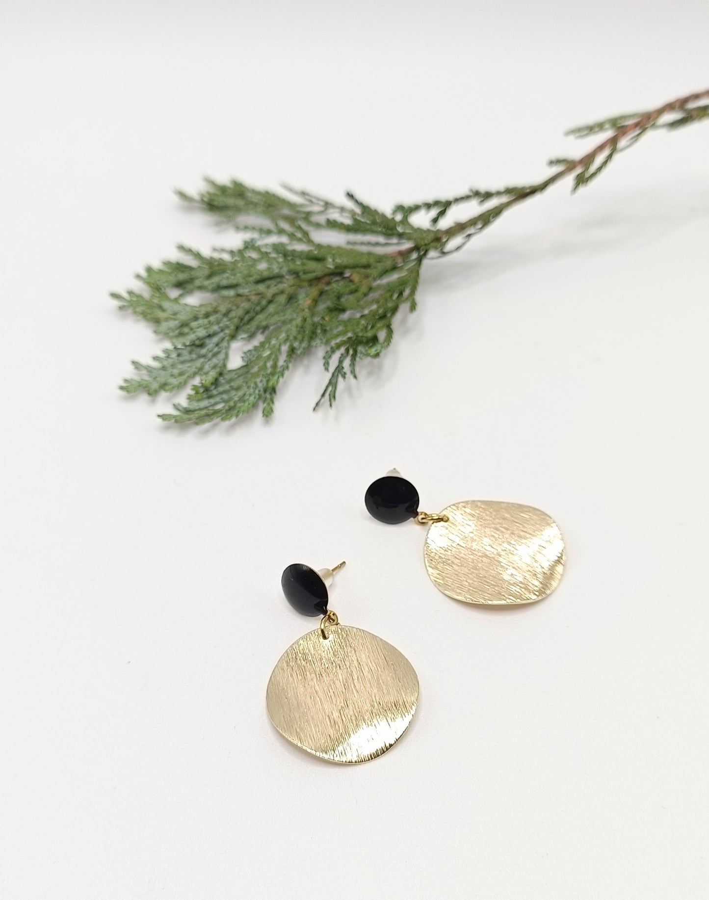 Soline, les boucles d'oreilles dorées 18K et puces noires