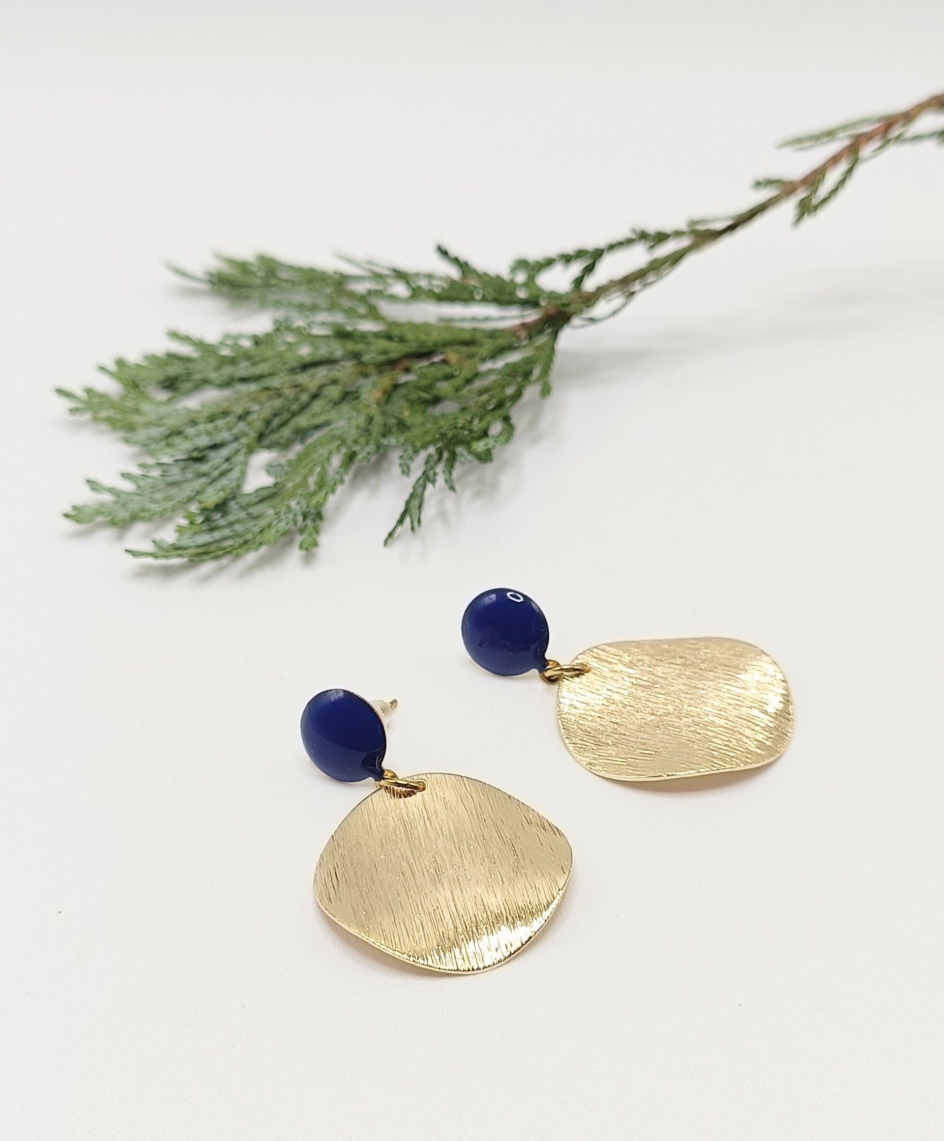 Soline, les boucles d'oreilles dorées 18K et puces bleu marine