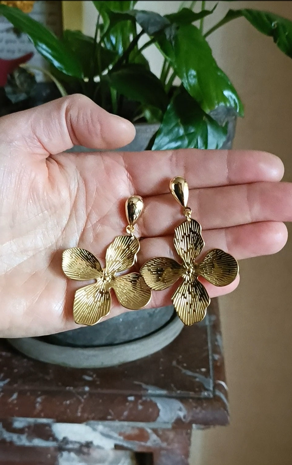 Vivienne, les boucles d'oreilles puces fleurs dorées 18K