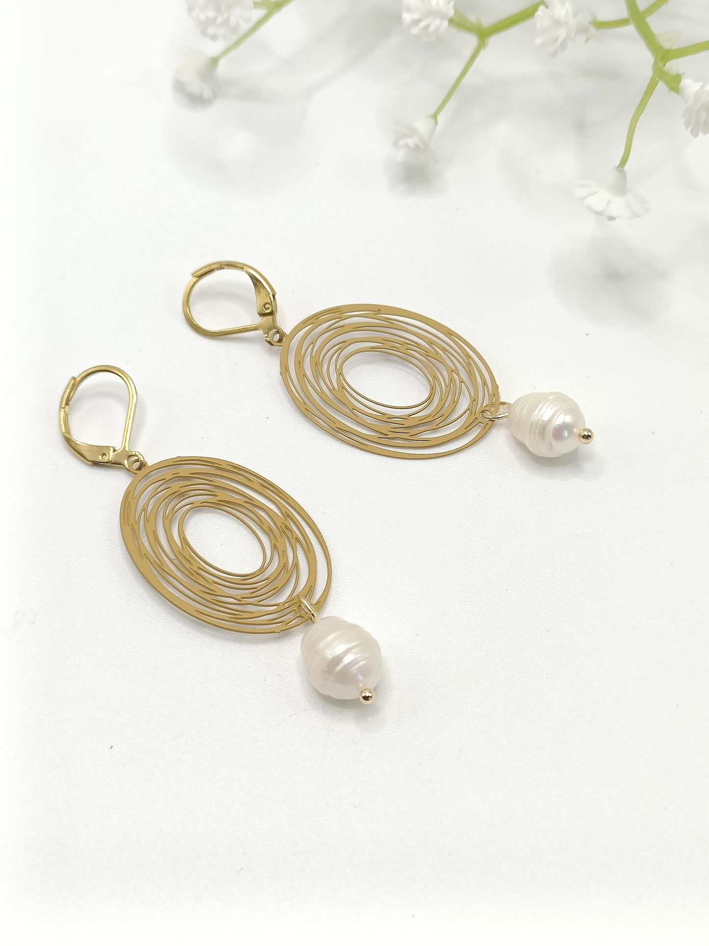 Boucles d'oreilles moutarde ou verge d'or, base acier inoxydable peint et perles de culture baroques blanches, percées ou clips