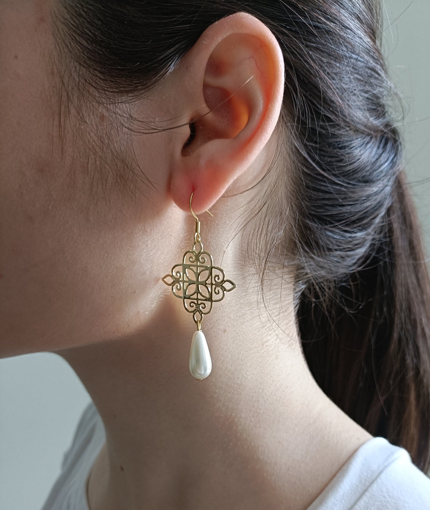 Athéna, boucles d'oreilles estampes ciselées, dorées à l'or fin avec perles gouttes blanches, en percées ou clips