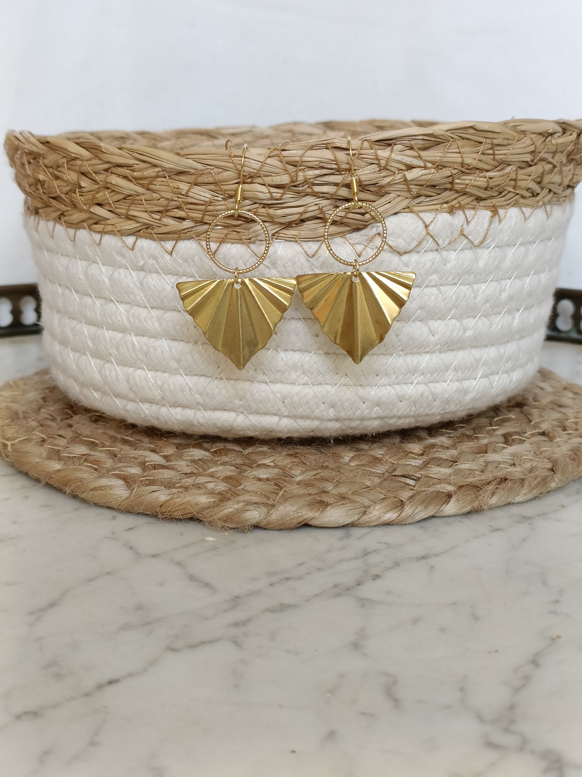 Boucles d'oreilles dorées triangles géométriques et anneaux ciselés 
