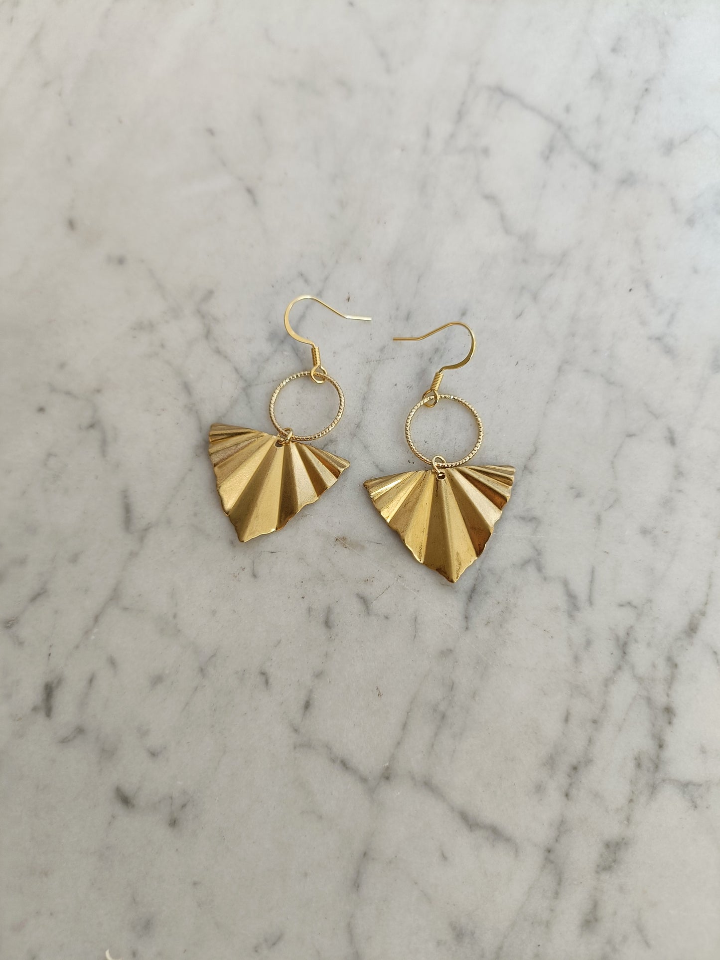 Boucles d'oreilles dorées triangles géométriques et anneaux ciselés 