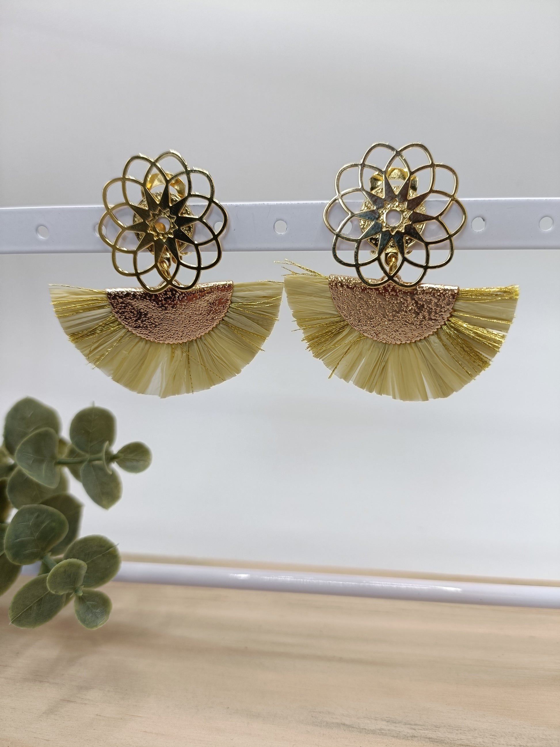 Boucles d'oreilles clips dorées or fin et raphia jaune brillant 