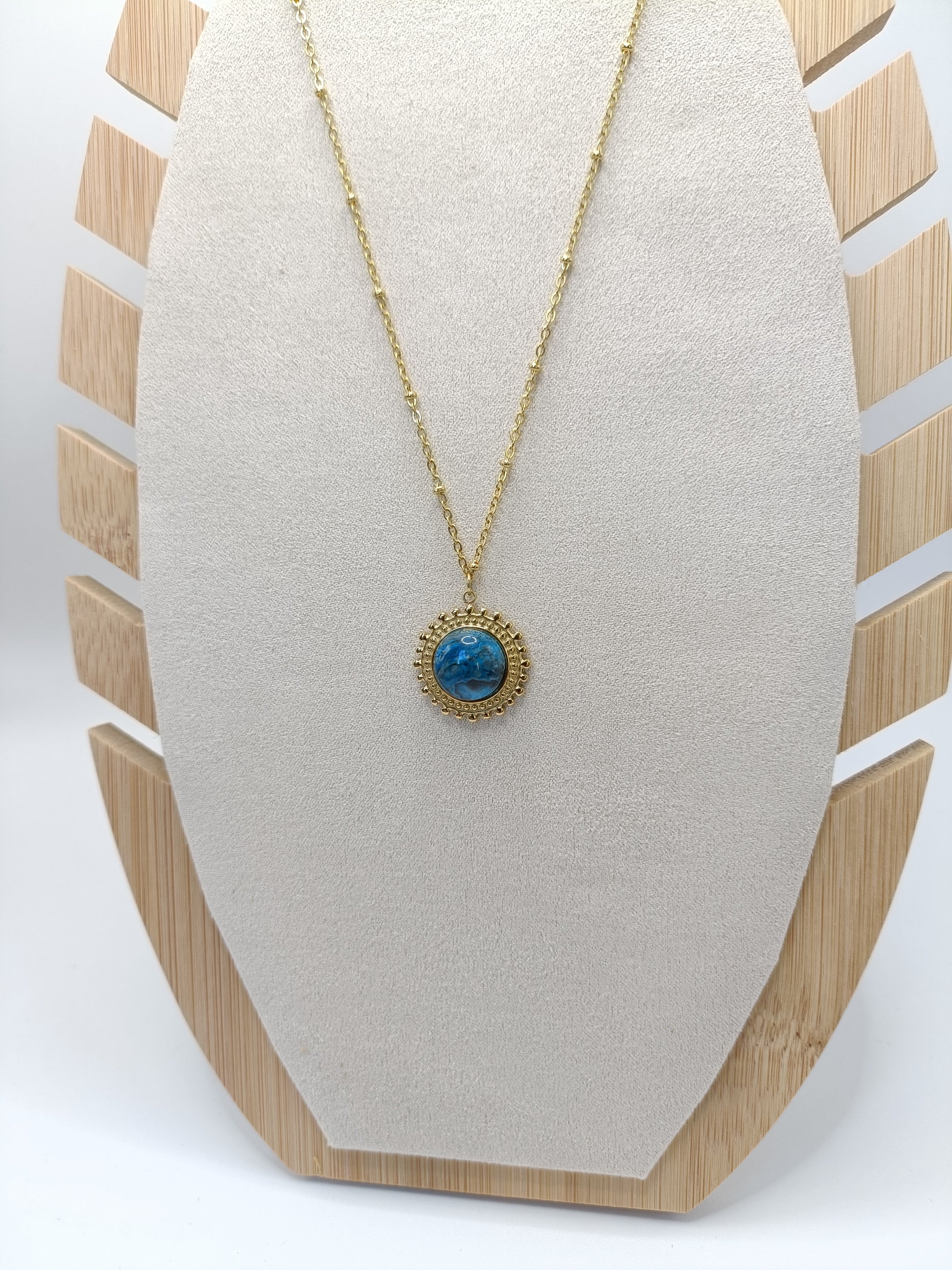 Collier court en acier inoxydable er howlite bleue 