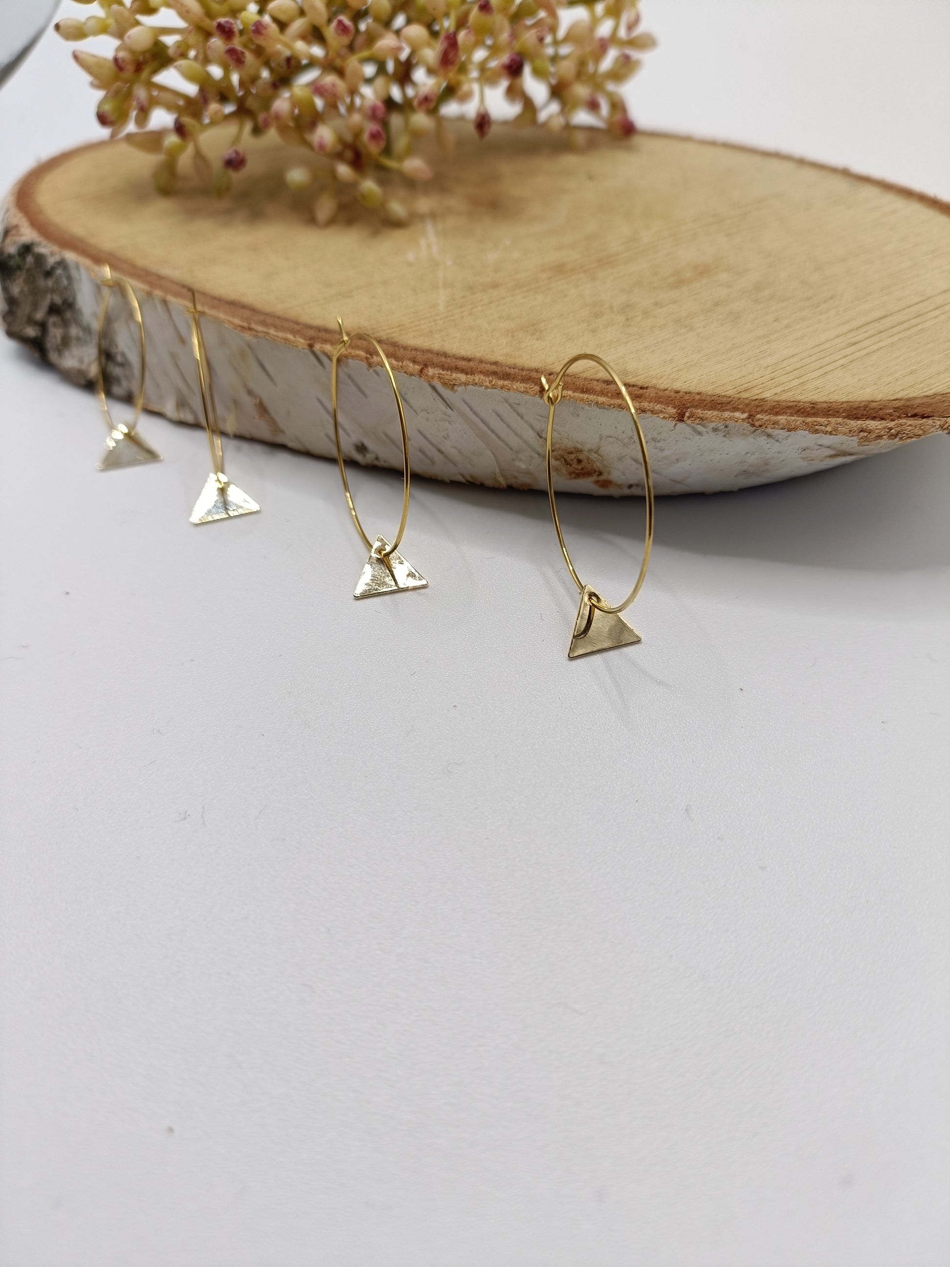 Créoles modernes et simples en acier inoxydable, petit modèle, et petirs triangles dorés a l'or fin 